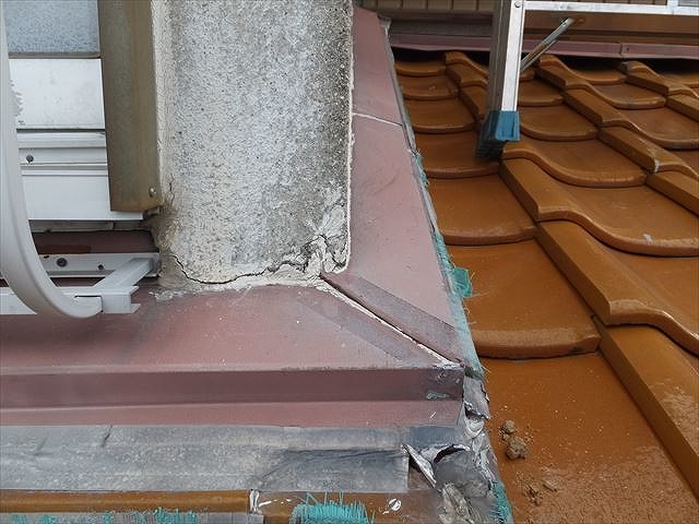 屋根と外壁の取り合い部にできたクラック